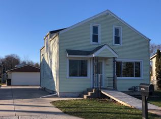 4013 S 40th St, Greenfield, WI 53221