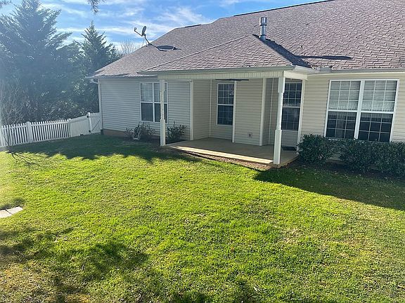 3rd image of 1530 Graybrook Ln