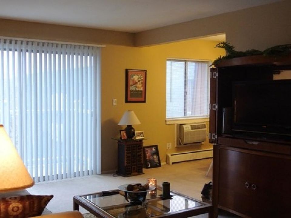 2nd image of 914 Ridge Sq APT 311