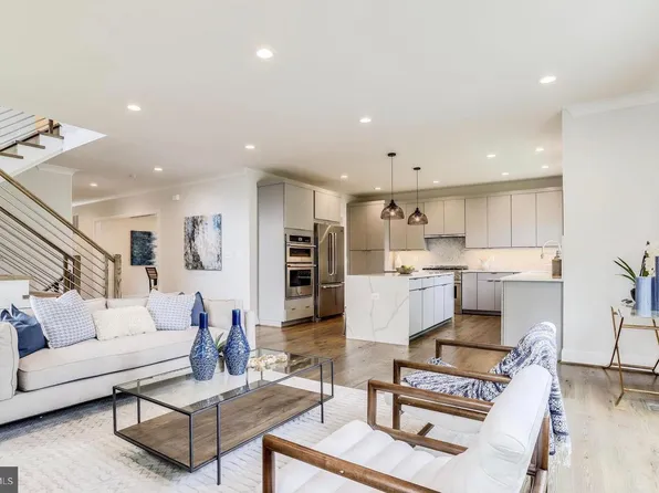 1015 21st St S, Arlington, VA 22202