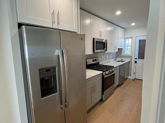 3rd image of 5014 Nash St NE