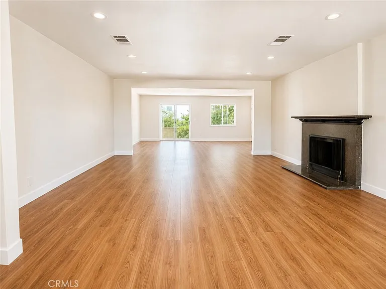1180 Langley Way — Photo 3