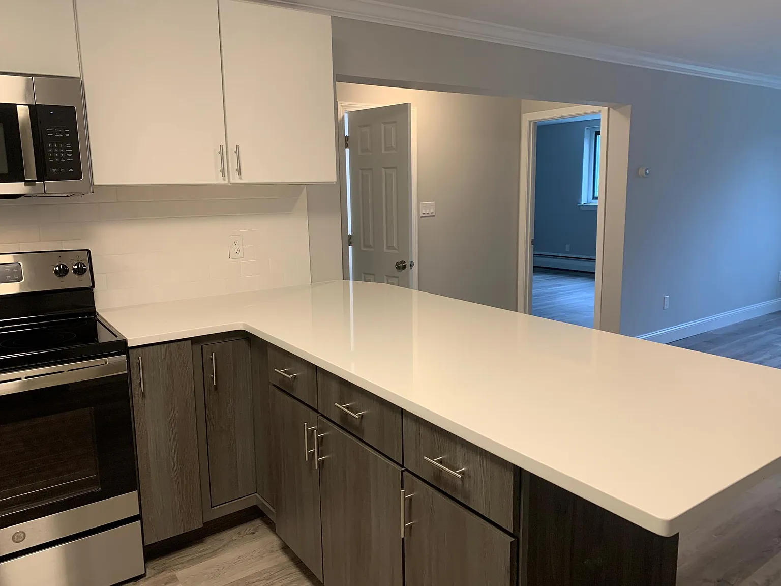 2 bed, 1000 sqft, $3,670 — Photo 4