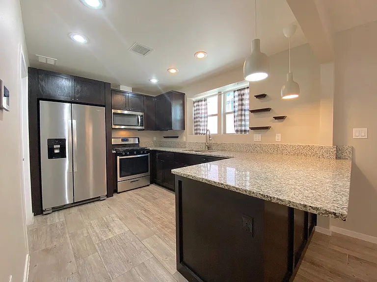 4004 Camelot Hts #B — Photo 7