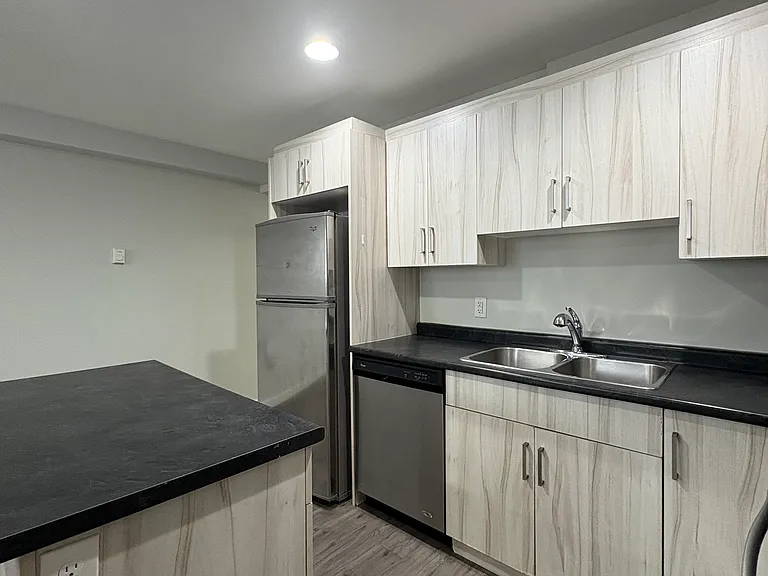 1530 Logan Ave — Photo 4