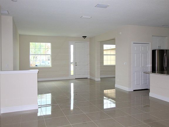 4th image of 185 SW Wakefield Circle
