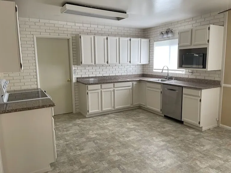 2347 Venndale Ave — Photo 2