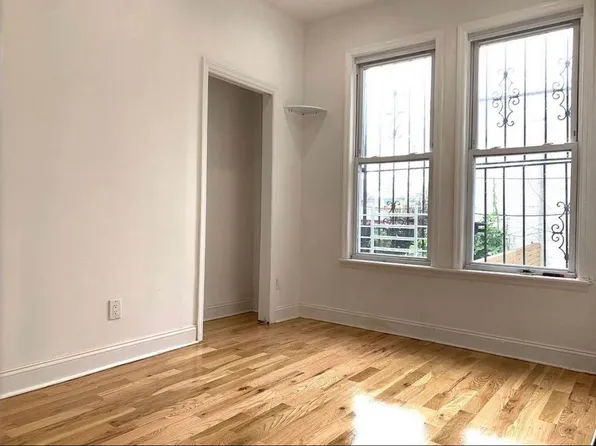 82 Williams Avenue image 4 of 5