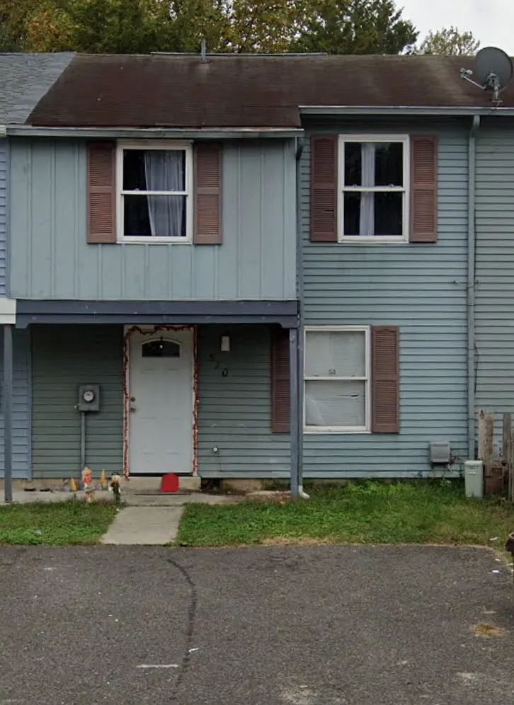 570 W Loch Lomond Dr — Photo 1