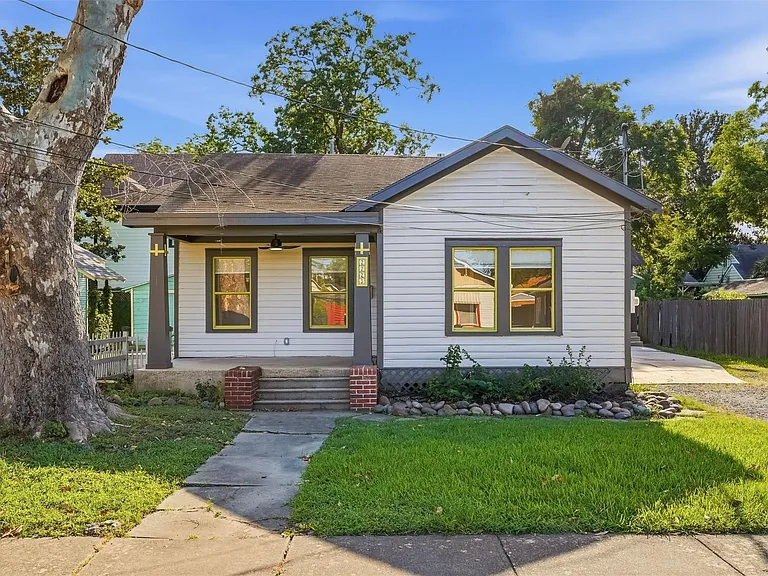 2223 Singleton St — Photo 1