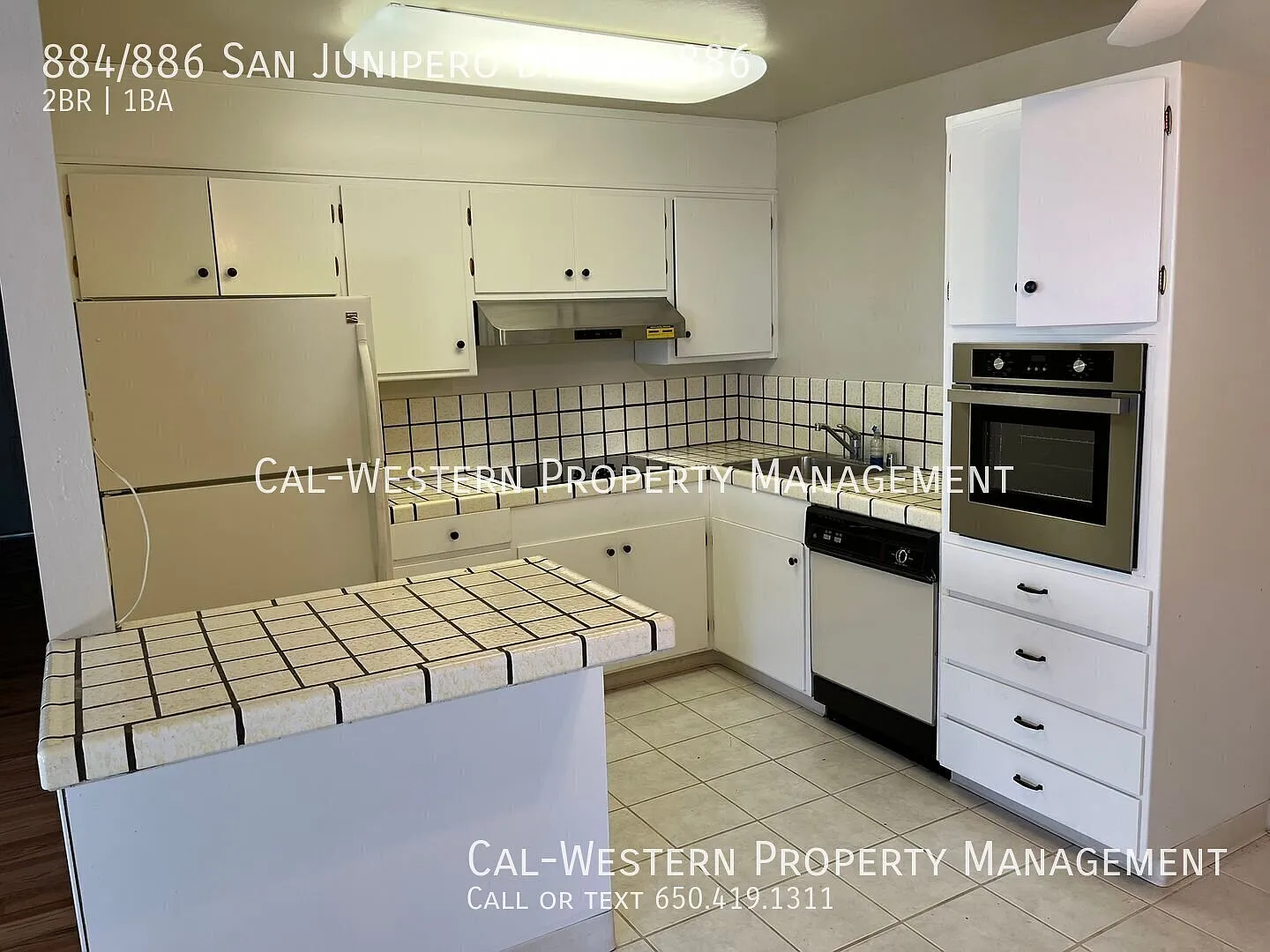 Bright 2BR/1BA Duplex with Private Yard, Attached Garage & Prime Location! _ bring your pets! — Photo 1