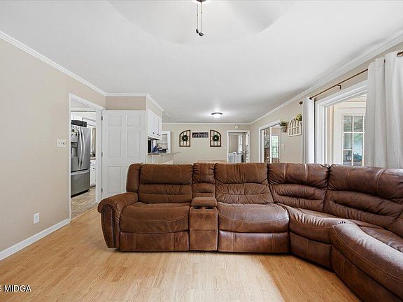 4th image of 210 Newton Dr