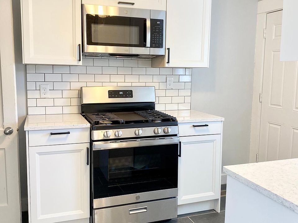 kitchen - Stainless Gas Stove, overhead microwave
