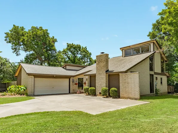 101 Huckleberry Dr, Lake Jackson, TX 77566