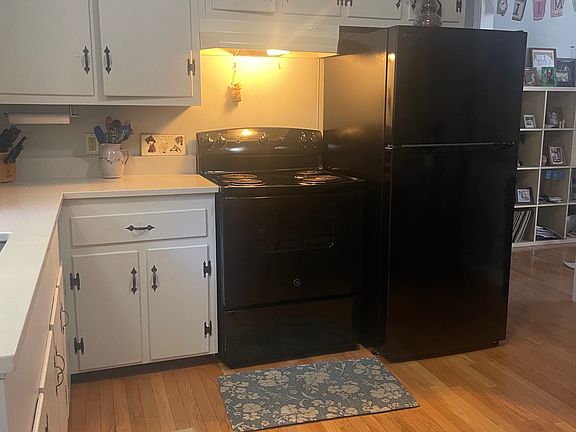 2nd image of 1 Gordon Pl #1