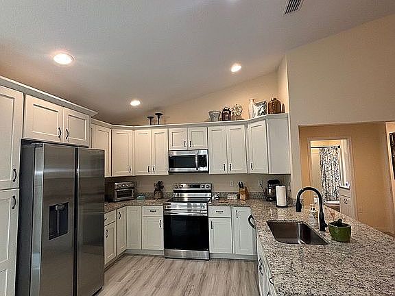 3rd image of 7 Silver Way Ln