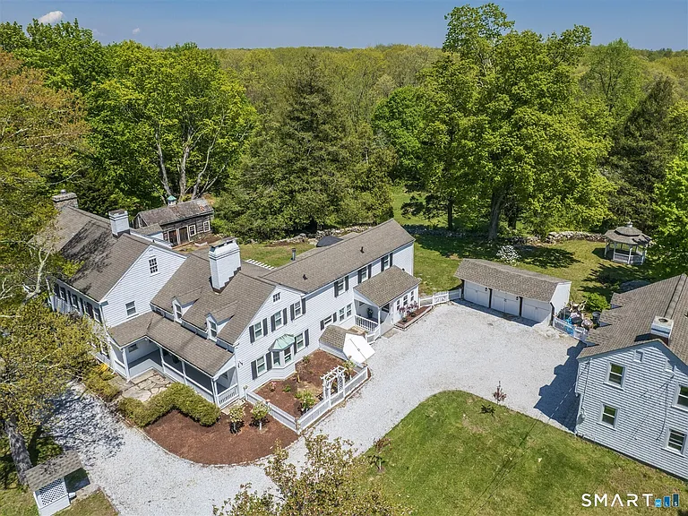 1090 Ridgefield Rd — Photo 2