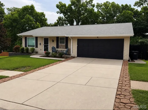 6 Fawn Meadows Dr, Eureka, MO 63025