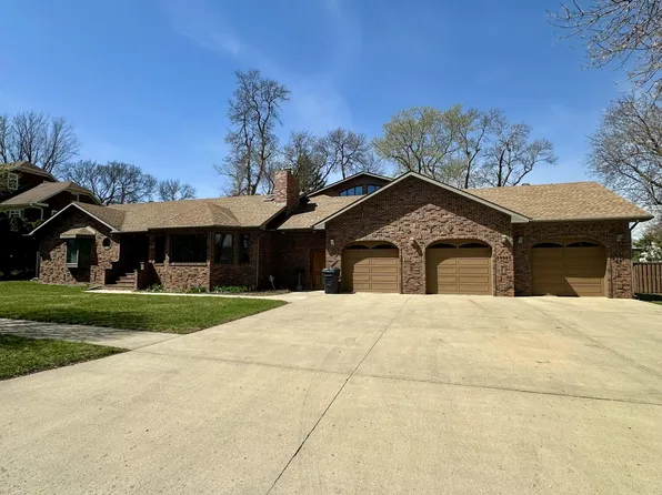 811 1st St NW, Watertown, SD 57201