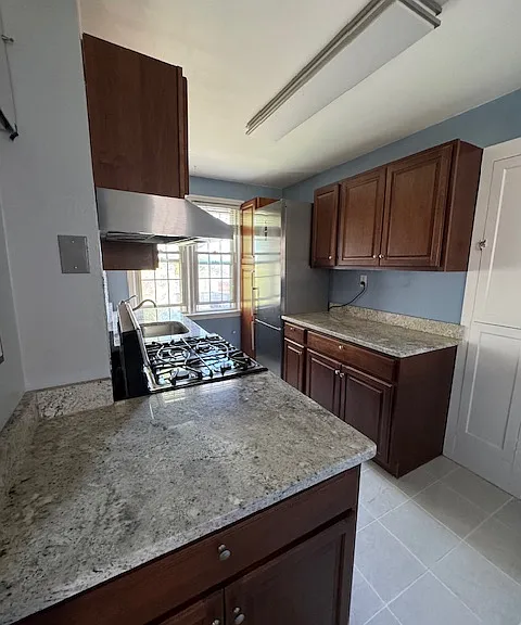 2475 Summer St #3L — Photo 2