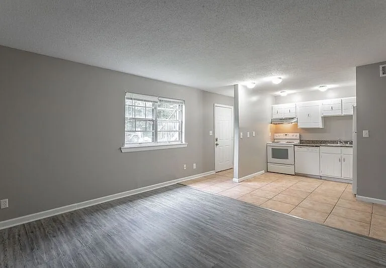 2414 Lyndon Ave — Photo 3