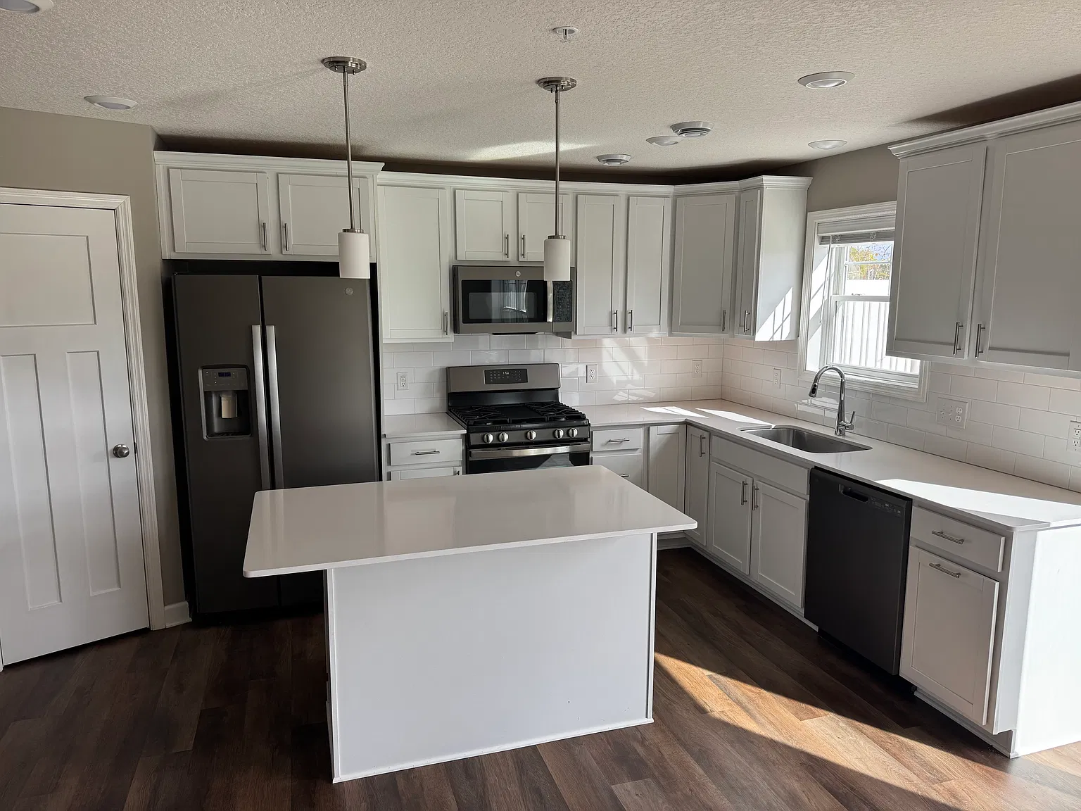 3 bed, 2.5 bath, 1823 sqft, $2,700 — Photo 2