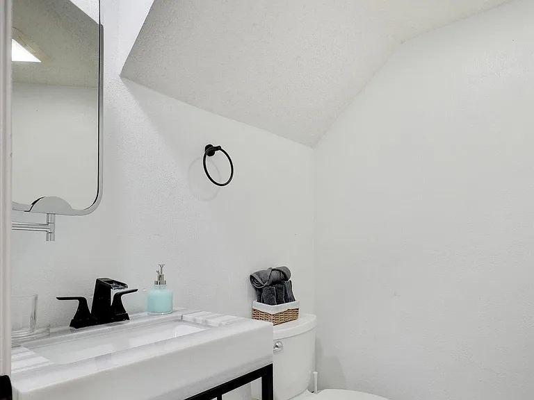2200 Glenbrook St — Photo 29