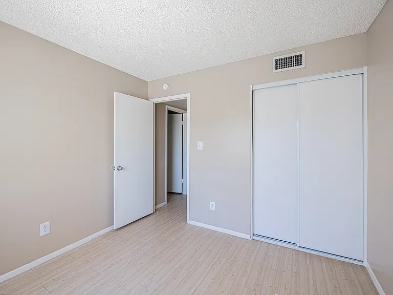 5214 N 42nd Pkwy — Photo 15