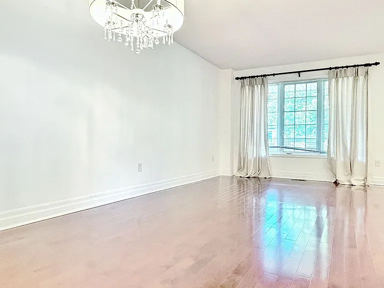 2594 Dashwood Dr — Photo 3