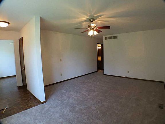 3rd image of 904 Canterbury Dr
