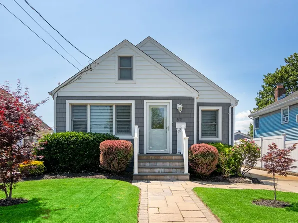 37 Dawes Avenue, Amity Harbor, NY 11701