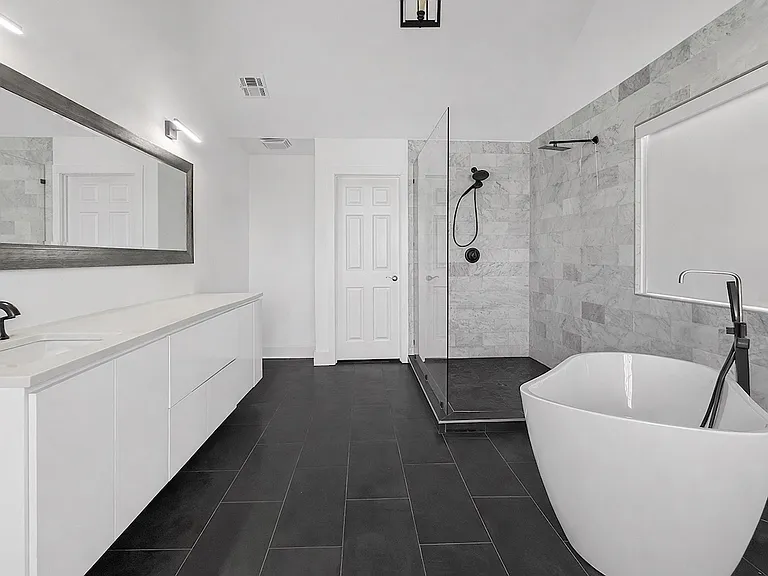 110 SE G Ct — Photo 19