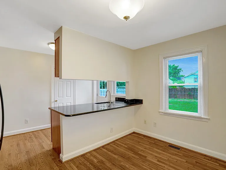 510 E Windsor Ave — Photo 11