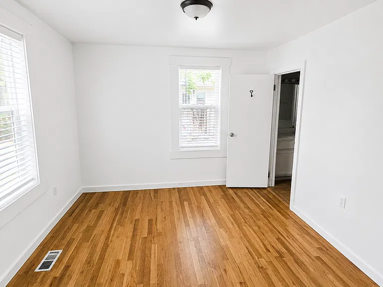 1530 S Vermont Ave — Photo 11