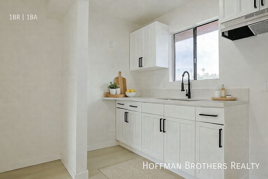 2nd image of 1816 N Gramercy Pl APT 302