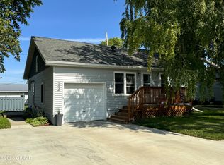 102 Boundary Rd E, Cavalier, ND 58220