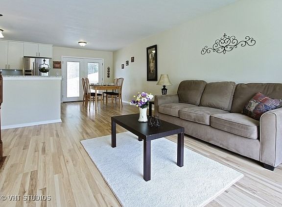 5th image of 302 E Streamwood Blvd