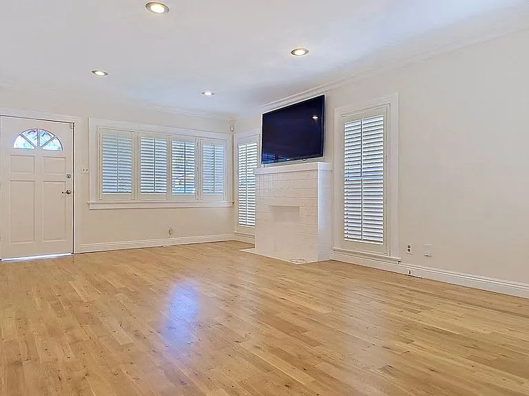 3819 S Van Ness Ave — Photo 6