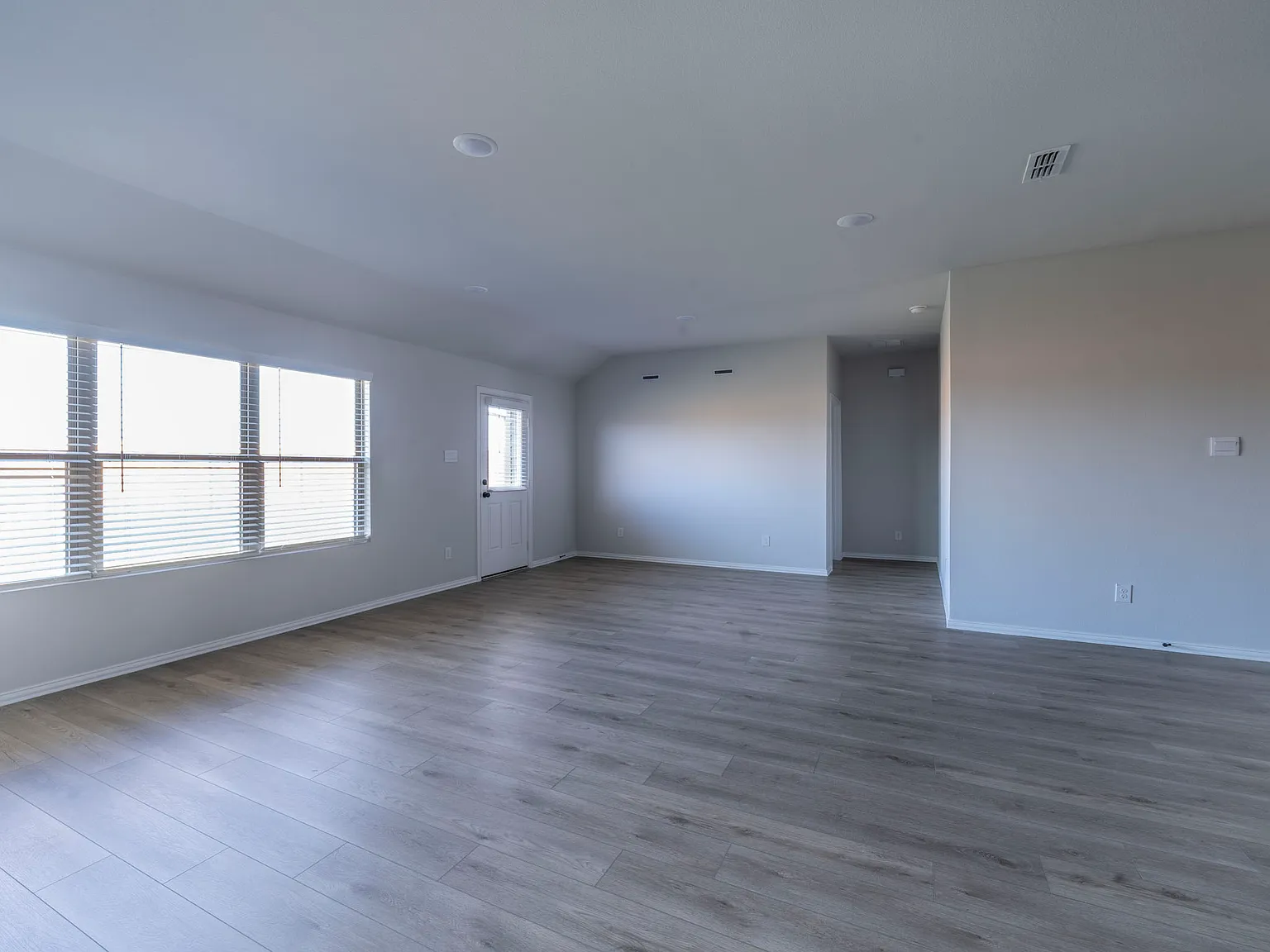 4 bed, 2000 sqft, $2,149 — Photo 3