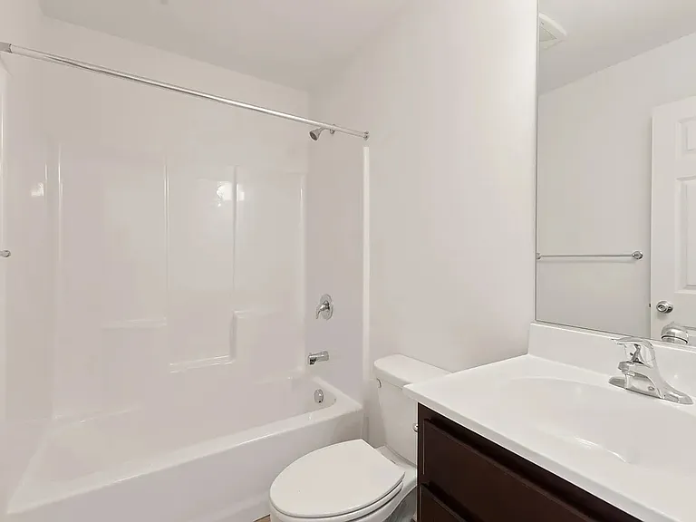 1236 E 7th St — Photo 15