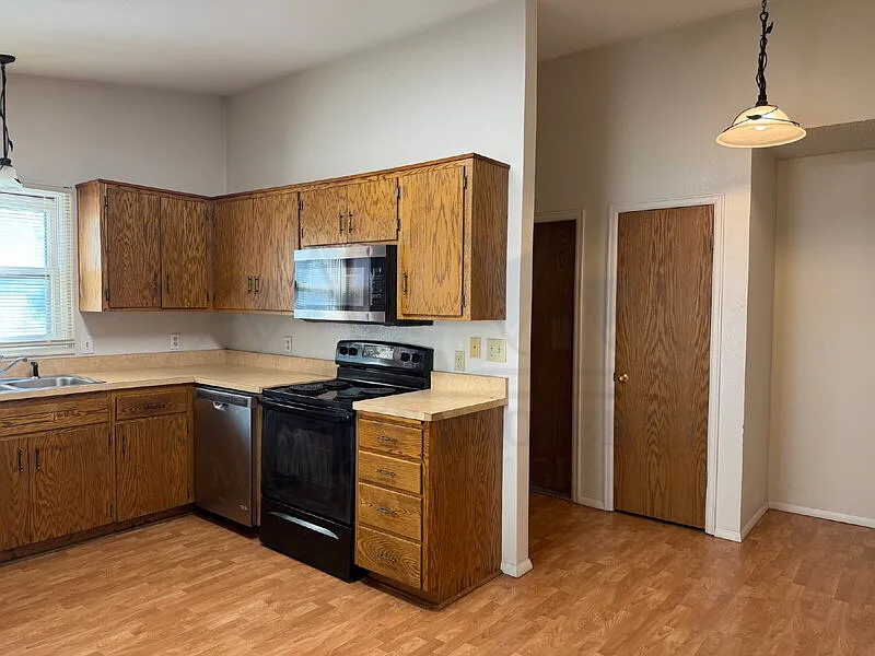 3 bed, 2.0 bath, 1217 sqft, $1,700 — Photo 4