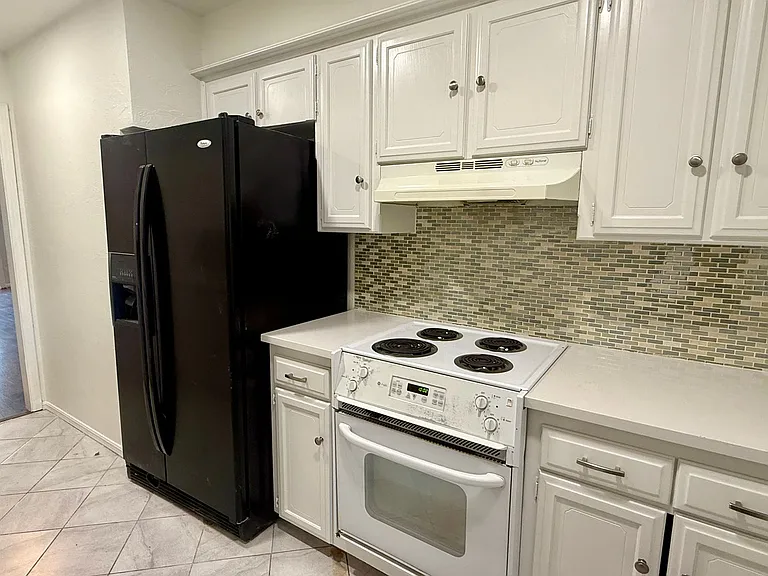 3007 W Wilshire Blvd — Photo 7