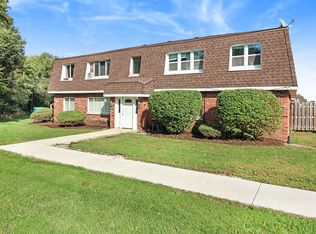 102 Harbor Dr, Oswego, IL 60543