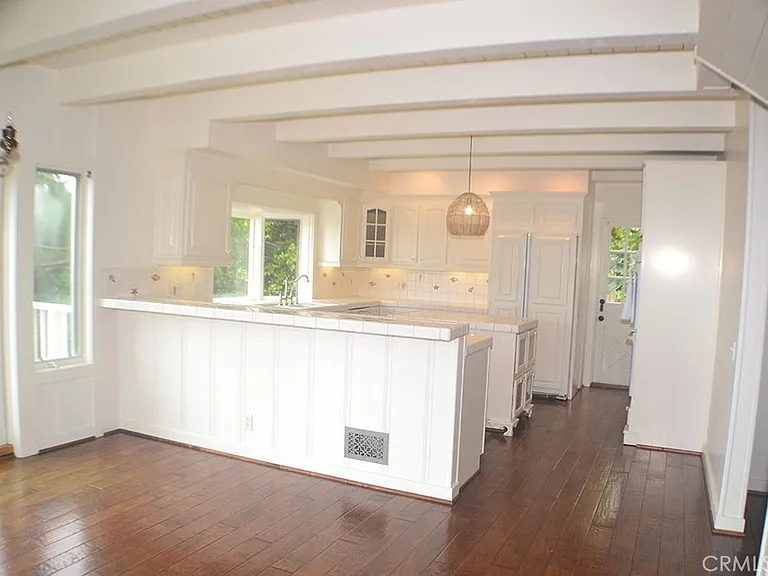 490 Diamond St — Photo 3