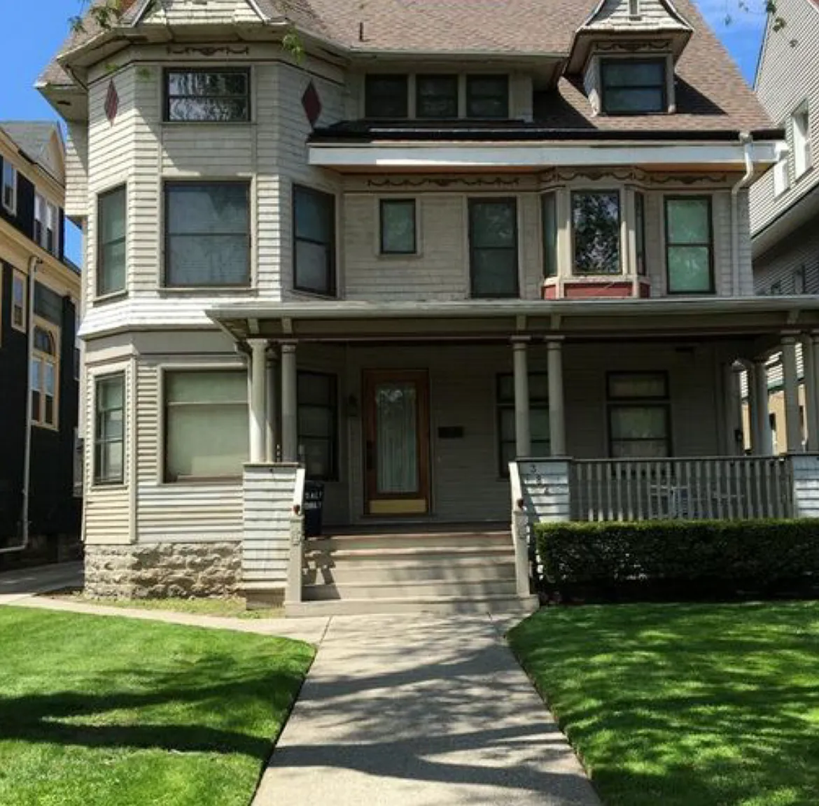 3 bed, 1000 sqft, $1,575 — Photo 1