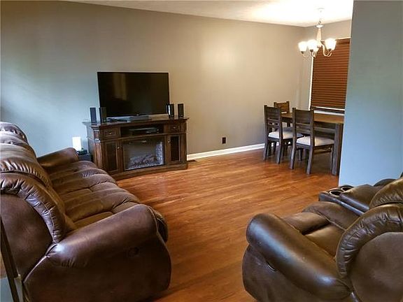 2nd image of 615 Saratoga Pl