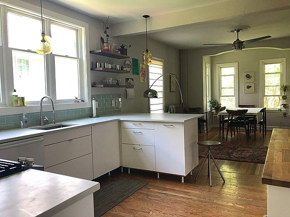 Open kitchen / dining area
