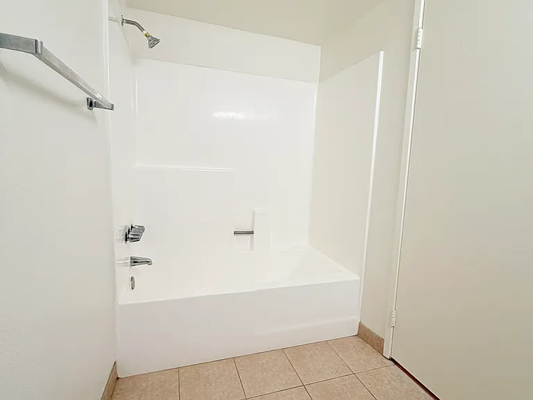 615 W Milford St — Photo 5