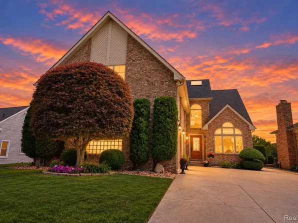 38048 Huron Pointe Dr, Harrison Township, MI 48045