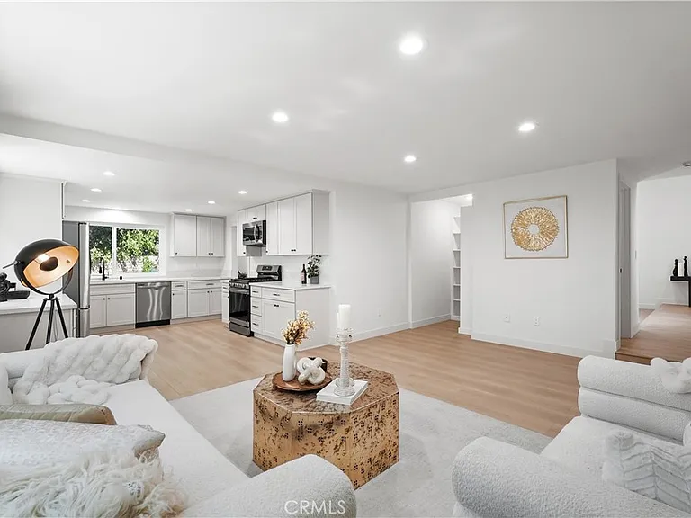 6221 Mammoth Ave — Photo 13